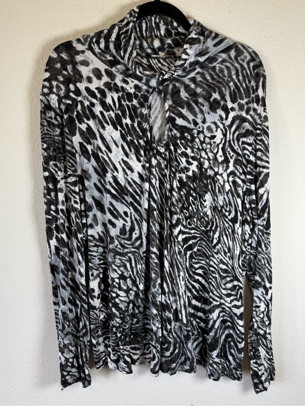 Cable & Gauge Women’s 2X Long Sleeve Keyhole Top – Black & White Animal Print